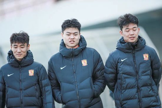 那不勒斯主席德劳伦蒂斯对欧冠16强的抽签结果感到高兴，那不勒斯将面对巴萨。